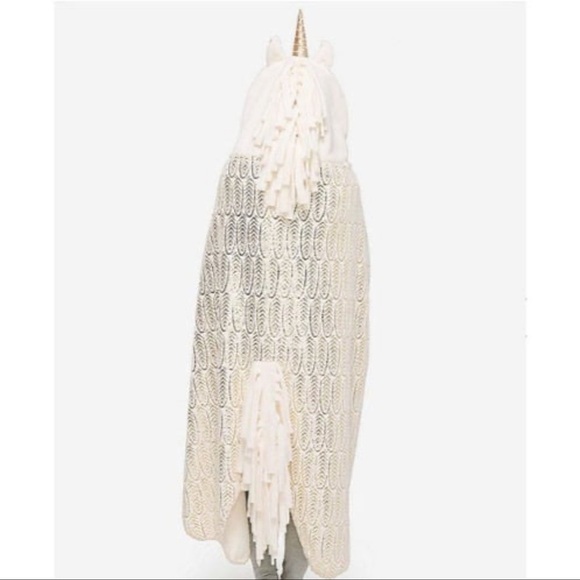 Cozy Cream Cape Unicorn Hooded Blanket with pockets - Picture 2 of 8